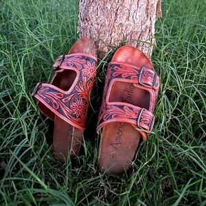 American Darling western style leather sandals. Adjustable sizing straps. Size 6